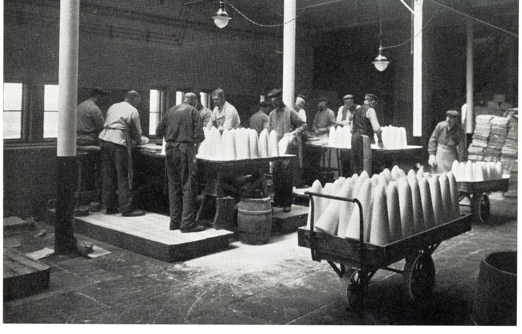 Fábrica de cones de açúcar em 1900, na cidade de Göteborg, na Suécia.